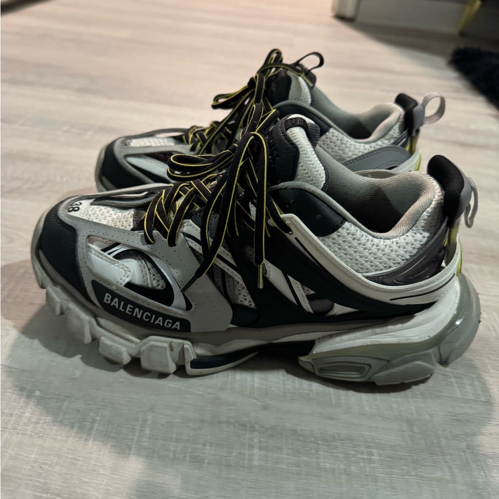 Balenciaga Sneakers with Black, White, and Yellow Accents - Picture 3 of 9
